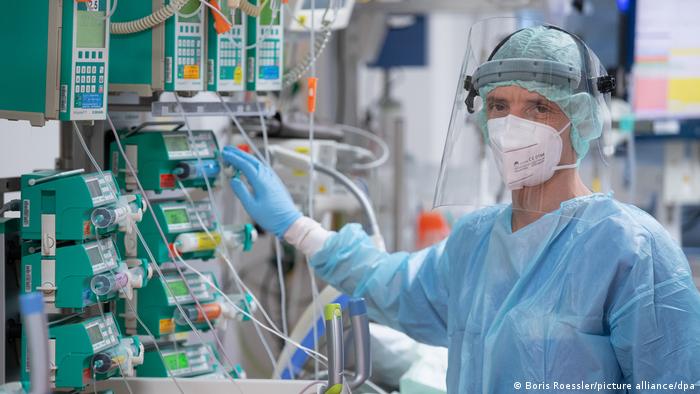 Un trabajador de salud en un hospital en Gießen, Alemania.
