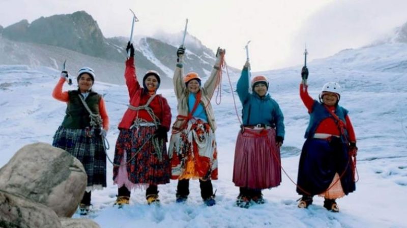 Las cholitas escaladoras plantaron una bandera blanca en el Illimani por las víctimas de feminicidio