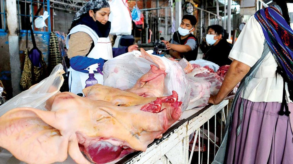 Cabezas de cerdo expuestas en un puesto de carne del mercado. NOÉ PORTUGAL
