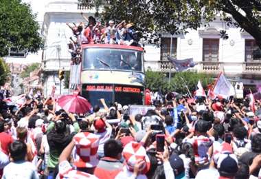 La delegación de Independiente fue trasladad en bus turístico. Foto: APG Noticias