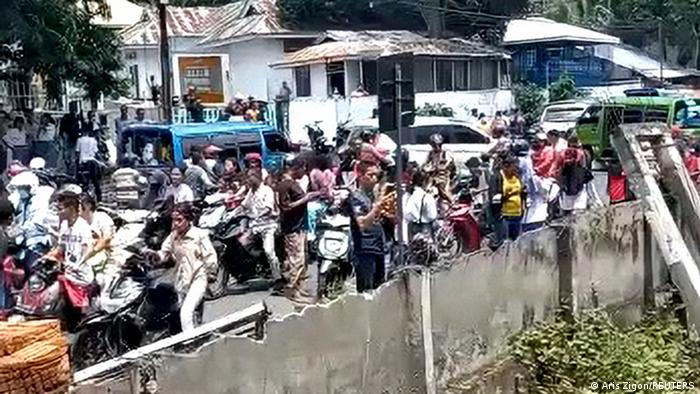 Indonesien Maumere | Menschen auf der Straße nach Erdbeben