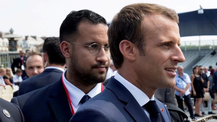 Alexandre Benalla (fondo) fue hasta 2018 responsable de la seguridad personal del presidente francés, Emmanuel Macron (frente).