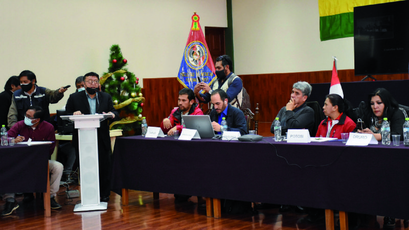 Cumbre cívica en Potosí pide libertad y bloqueo frena arribo de opositores