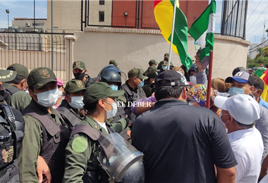 Policías resguarda las instalaciones de Cadepia. Foto. Juan Carlos Torrejón 