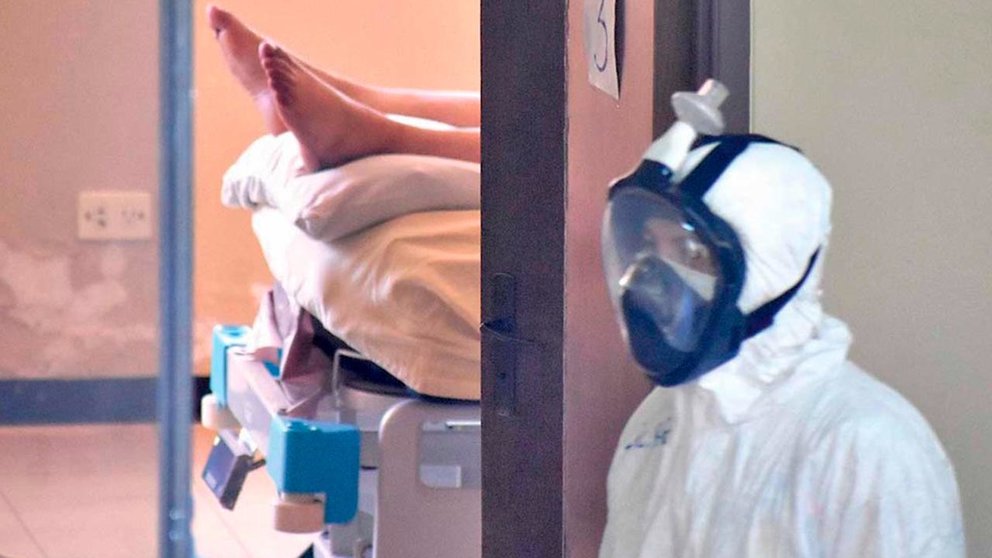 Imagen referencial del personal médico en el área de terapia intensiva COVID del hospital Viedma. DICO SOLÍS