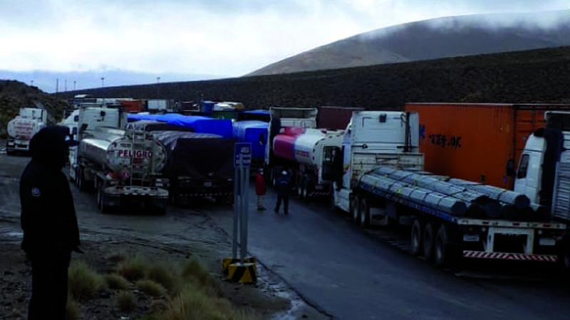 Chile frena el paso de cientos de choferes bolivianos por la covid