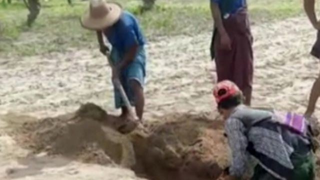 Dos personas cavando