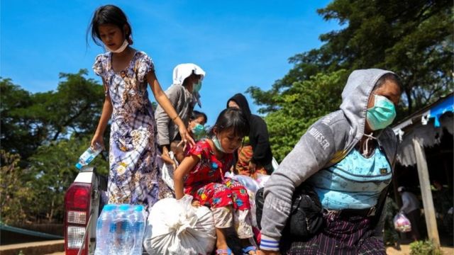 Refugiados de Myanmar llegan a Tailandia