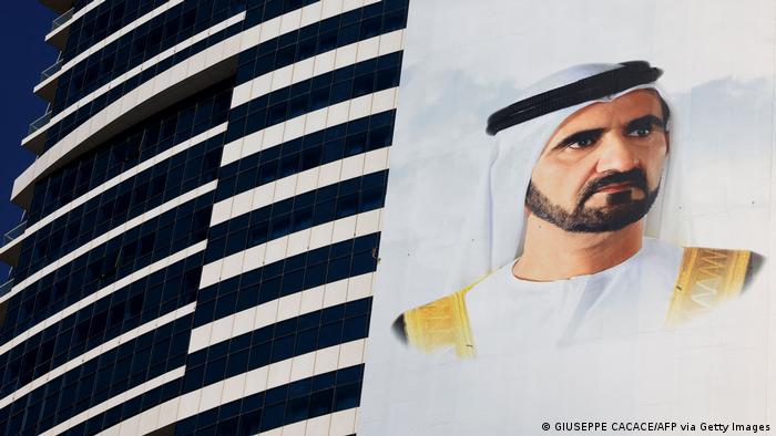 Lona publicitaria con la cara del monarca de Dubái en un edificio del emirato con motivo de los 50 años de los Emiratos Árabes Unidos, celebrado el pasado 2 de diciembre. 