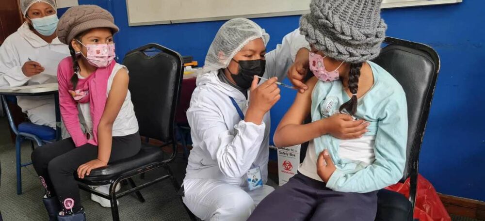 La vacunación en Bolivia se desarrolla de manera continua