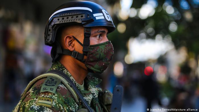 Foto simbólica de un soldado de Colombia con mascarilla