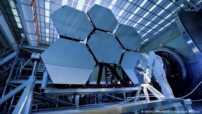 Técnicos del Centro de Vuelo Espacial Marshall de la NASA, en Huntsville (Alabama), durante una serie de pruebas criogénicas en seis segmentos del espejo de berilio del telescopio espacial James Webb en la instalación de rayos X y criogénica del centro. 