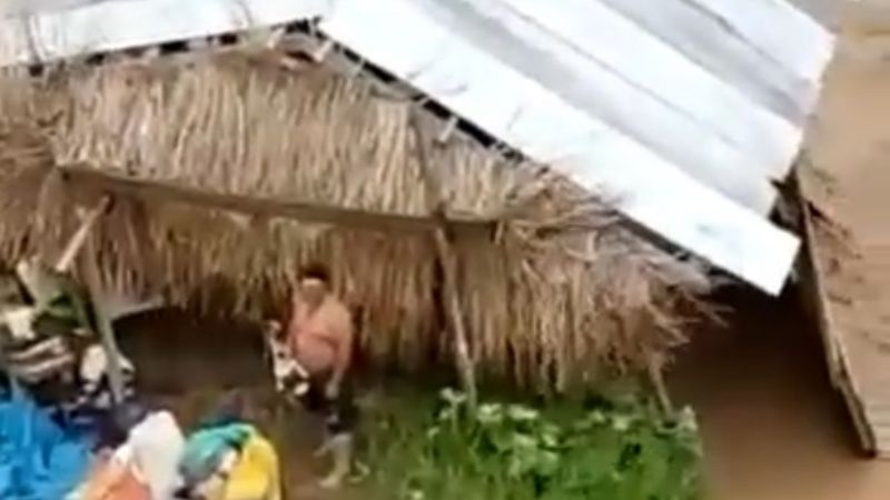 VIDEO: rescatan a dos personas y a su mascota de un río en Santa Cruz