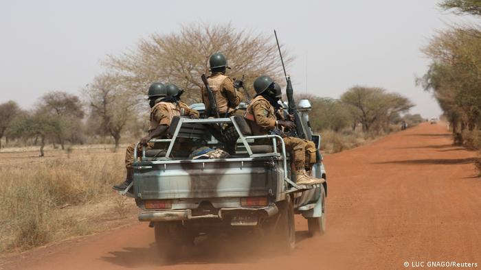Soldados de Burkina Faso patrullan la avenida Gorgadji, en la región de Sáhel.