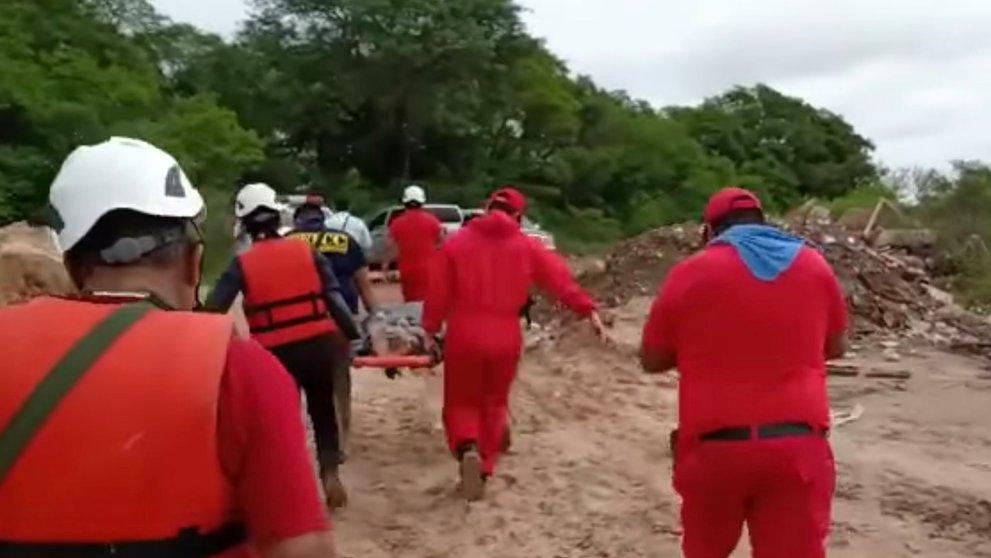Voluntarios rescatan el cuerpo de Leydi, en el río Piraí.