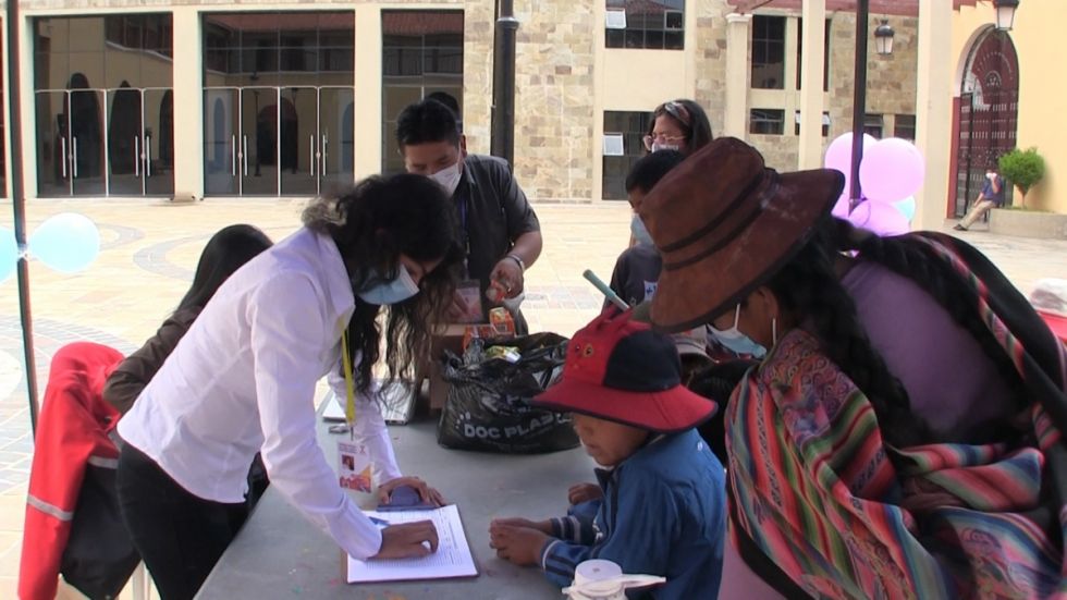 Brindan atención médica y social a familias migrantes en Tarija