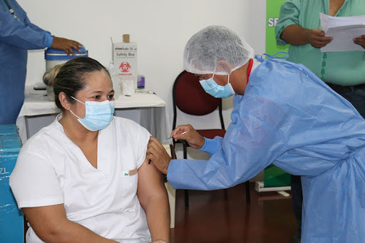 Personal municipal de salud recibe vacunación contra el Covid-19 en el hospital &quot;El Bajío&quot;