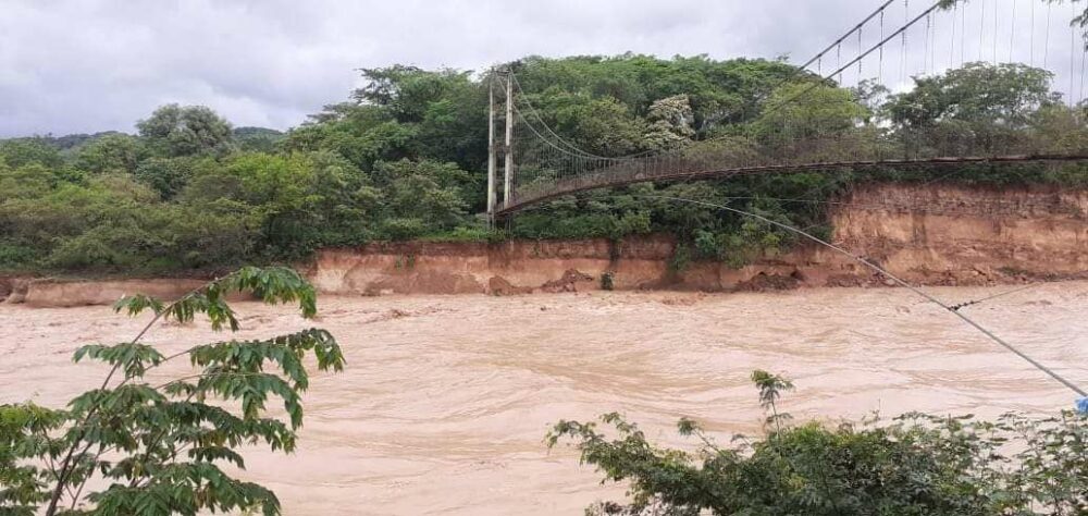 Las lluvias han dejado al puente de Jorochito a punto de desplomarse. Foto: DD El Torno