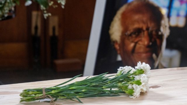 Flores sobre el ataúd del arzobispo Desmond Tutu
