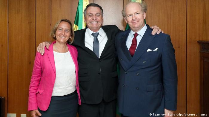 Bolsonaro se reunió con la diputada ultraderechista alemana Beatrix von Storch y el marido de ésta, el chileno Sven von Storch. 