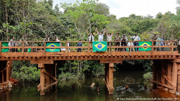 Bolsonaro inaugura un puente de madera de 18 metros de largo en el Amazonas. El viaje presidencial al lugar costó tres veces más que la obra.