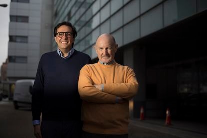 El ingeniero Darío Gil, director mundial del área de investigación de IBM, y el neurocientífico Rafael Yuste, de la Universidad de Columbia, el 20 de diciembre en Madrid.