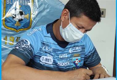 Joselito Vaca firmó su nuevo contrato este miércoles. Foto: Prensa Blooming