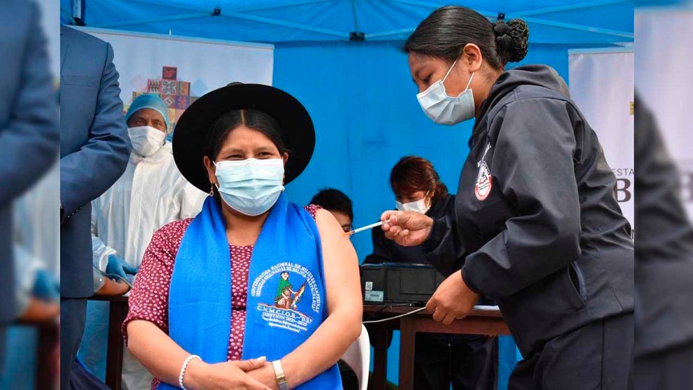 Flora Aguilar, ejecutiva de la Confederación Nacional de Mujeres Campesinas Indígenas Originarias de Bolivia, Bartolina Sisa al momento de recibir su vacuna. APG