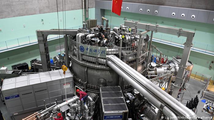 Miembros del personal realizan una actualización del tokamak superconductor avanzado experimental (EAST) en los Institutos de Ciencias Físicas de Hefei.