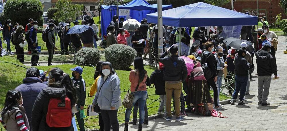 Filas en La Paz para vacunarse contra el Covid