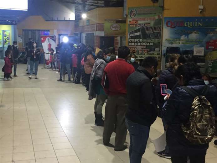Largas filas al interior de la terminal de buses de La Paz.