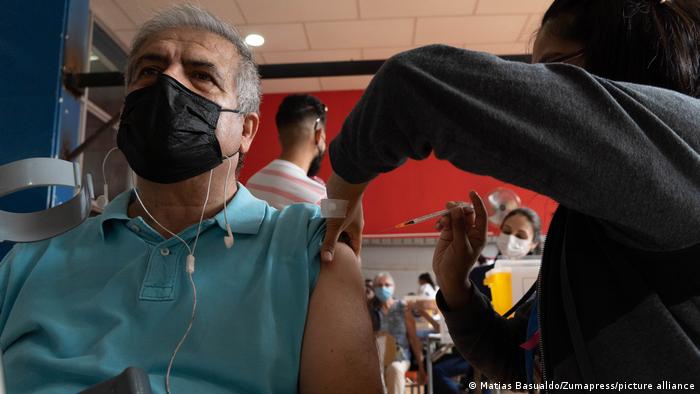 Un hombre recibe la cuarta dosis de vacuna contra el COVID-19 en Santiago de Chile.