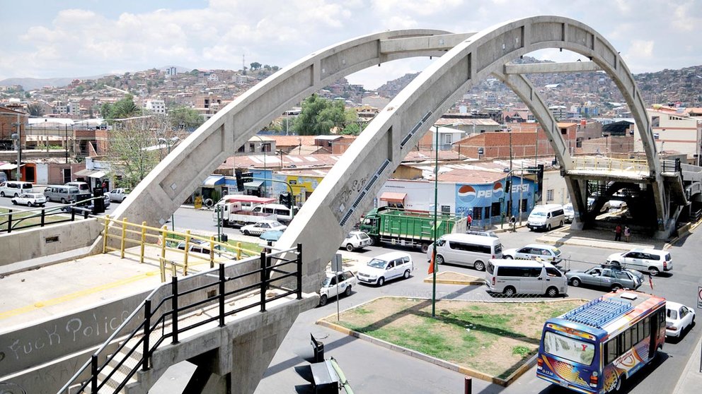 El puente de la avenida 6 de Agosto colapsó el 22 de octubre de 2015. NOÉ PORTUGAL