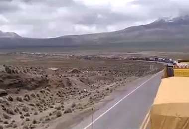 Captura de video de la fila de camiones en Tambo Quemado