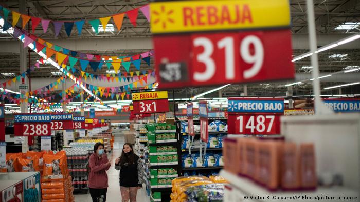 Supermercado en Buenos Aires en una imagen de octubre, cuando el gobierno propuso una congelación de precios para productos básicos de consumo.
