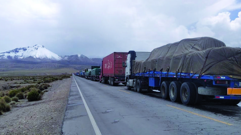 Gobierno envía ayuda a transportistas parados en frontera y éstos piden soluciones