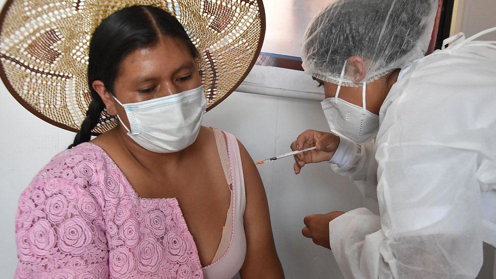 Una persona recibe la vacuna anticovid en Colcapirhua. NOÉ PORTUGAL