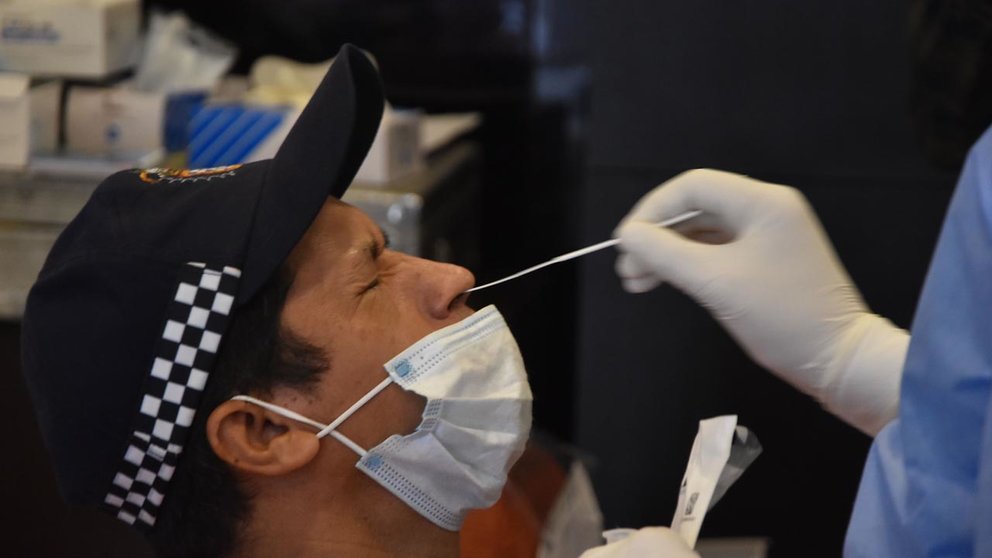 Realizan prueba antígeno nasal a un funcionario de la Alcaldía de Cochabamba. NOÉ PORTUGAL