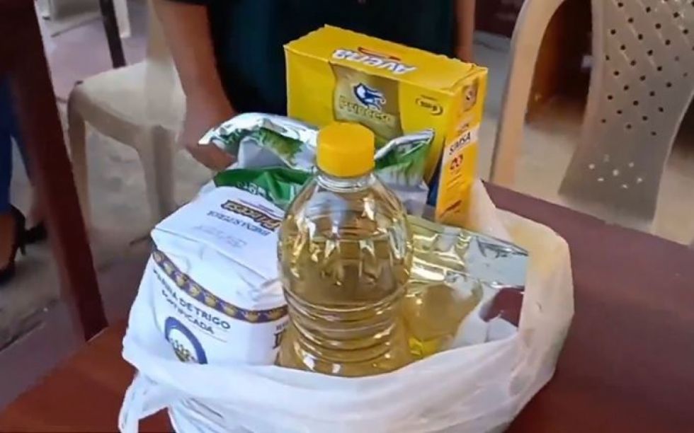 Personas con discapacidad de Tarija acuden a recoger sus paquetes alimentarios