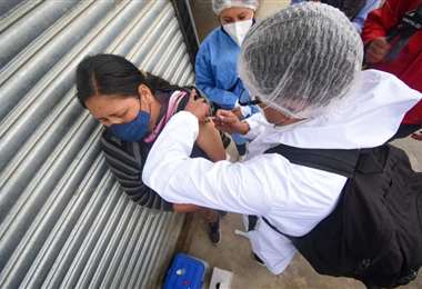 La vacunación casa por casa continúa en La Paz. Foto: AMN