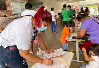 Padres de familia buscan registrar a sus hijos en los colegios / Foto: Brayan Salazar
