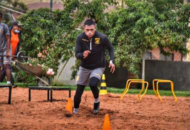 Saúl Torres se exige en una jornada de trabajo en el Tigre. Foto. Club The Strongest