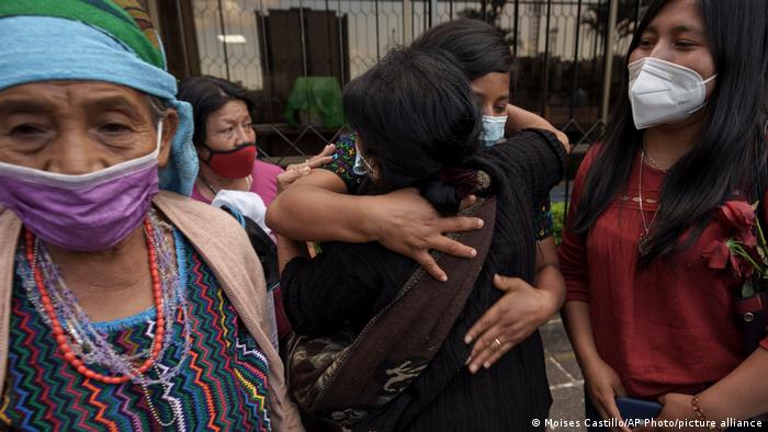 Foto de mujeres achí que se abrazan luego del veredicto en Guatemala.
