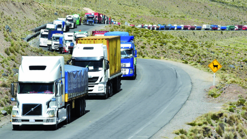 Exportadores pierden hasta $us 300 mil al día por cada camión parado en la frontera con Chile