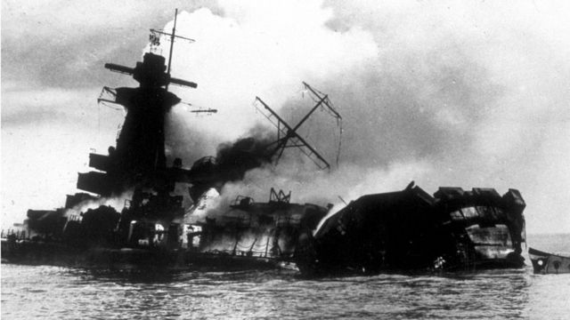 El buque Graf Spee hundiéndose tras la Batalla del Río de la Plata.