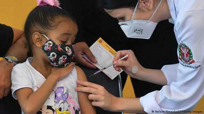 Frente a la alta incidencia en menores, los Gobiernos de América Latina están inmunizando a este grupo etario.