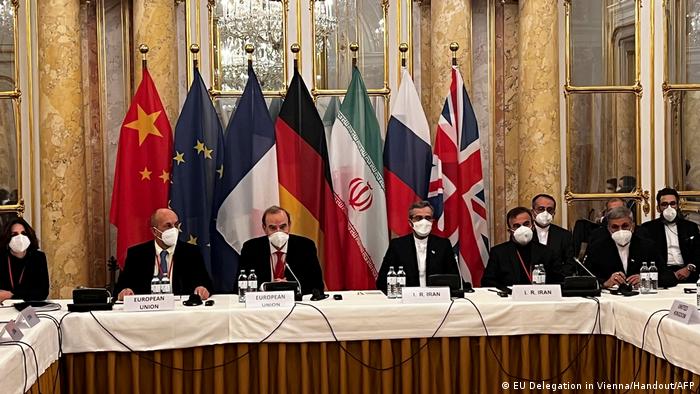 Representantes de la UE e Irán reunidos en torno a las negociaciones sobre el acuerdo nuclear en Viena, Austria, en diciembre 3 de 2021