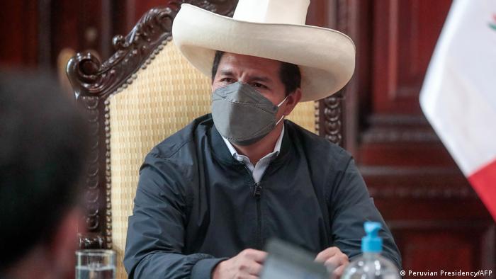 Perú, Lima | Pedro Castillo con mascarilla y su habitual sombrero campesino, típico de su región natal, Cajamarca.