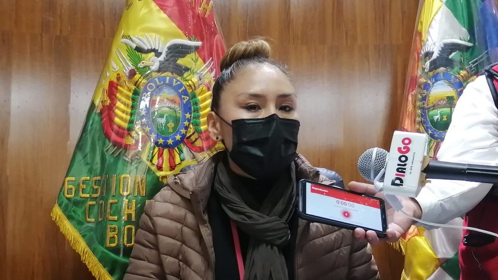 Silvana Mallku, presidenta del Concejo Municipal de Colcapirhua, informa sobre la suspensión de la posesión del alcalde interino. RUBÉN RODRÍGUEZ