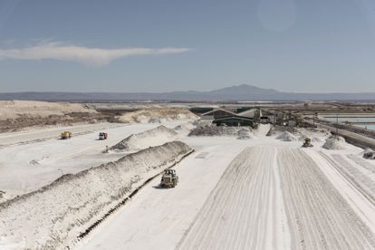 Varios camiones trabajan en una mina de litio en Calama, en la región chilena de Antofagasta, en julio de 2021.